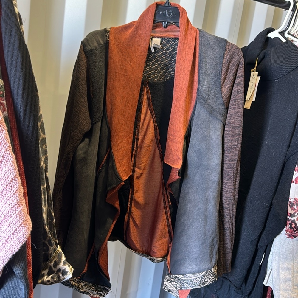 Buckle gimmicks cardigan